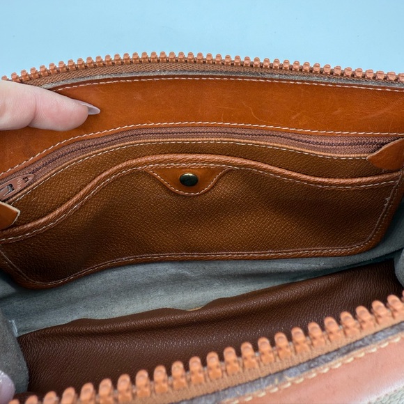 Vtg. Dooney and Bourke AWL crossbody - Picture 8 of 12